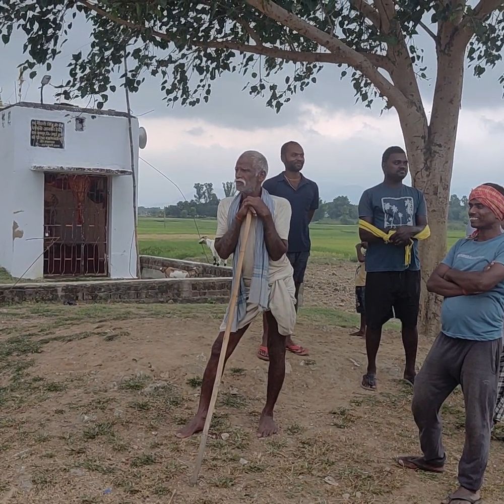 जमुई में मंदिर पर राजद का झंडा फहराया:आचार संहिता उल्लंघन का मामला दर्ज, लोगों ने कहा-इससे कोई प्रभाव नहीं पड़ेगा