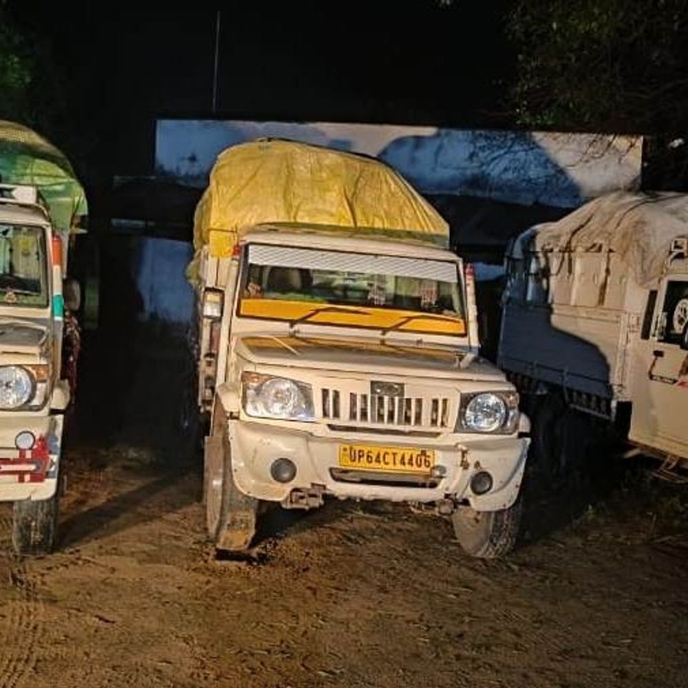 बलरामपुर में अवैध धान परिवहन पर कार्रवाई:194 बोरी धान समेत तीन पिकअप जब्त, दस्तावेज नहीं होने पर लिया गया एक्शन