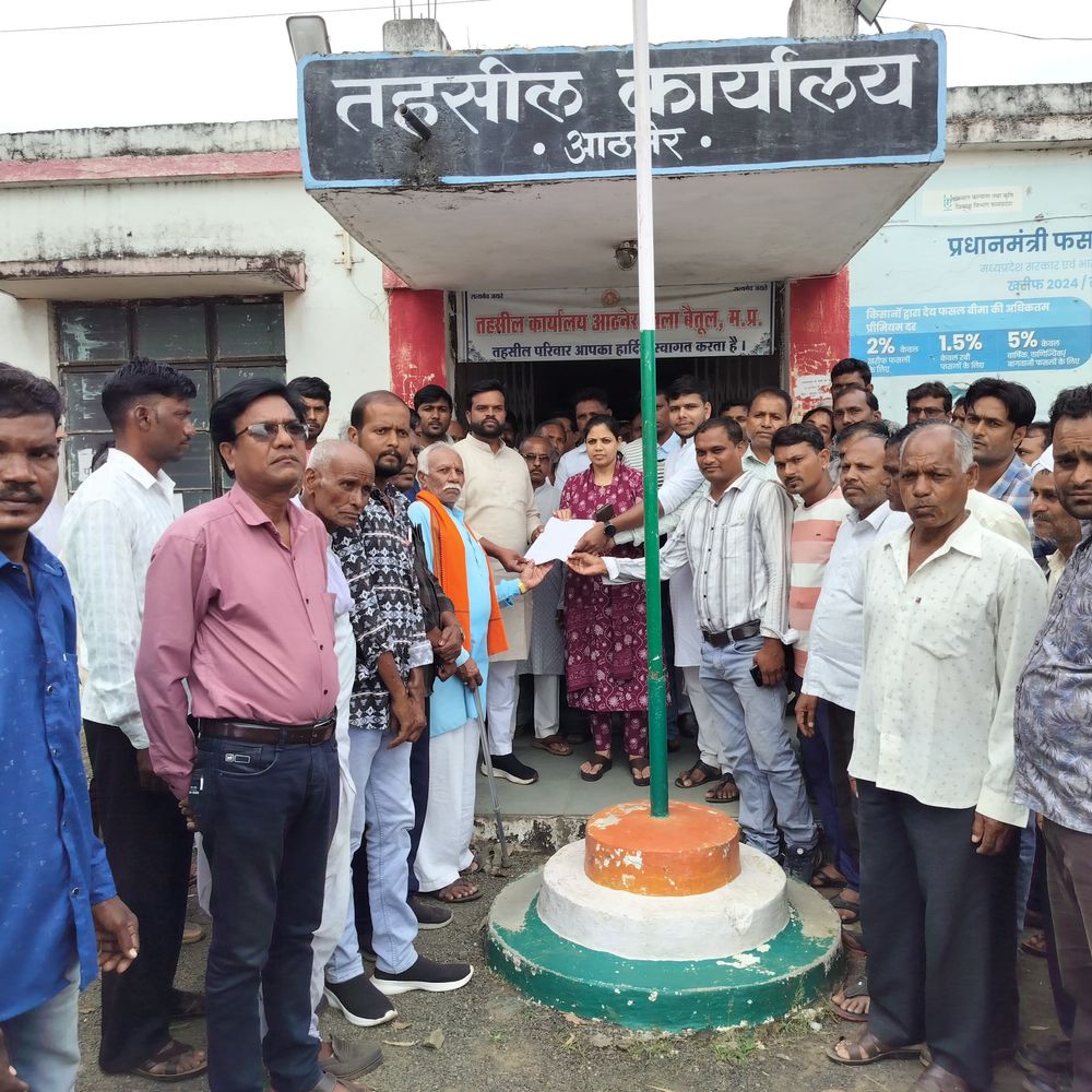 आठनेर के मक्का किसानों की एमएसपी पर खरीदी की मांग:बोले- 2400 रुपए के बजाय 1300-1700 पर बेचने से हो रहा नुकसान