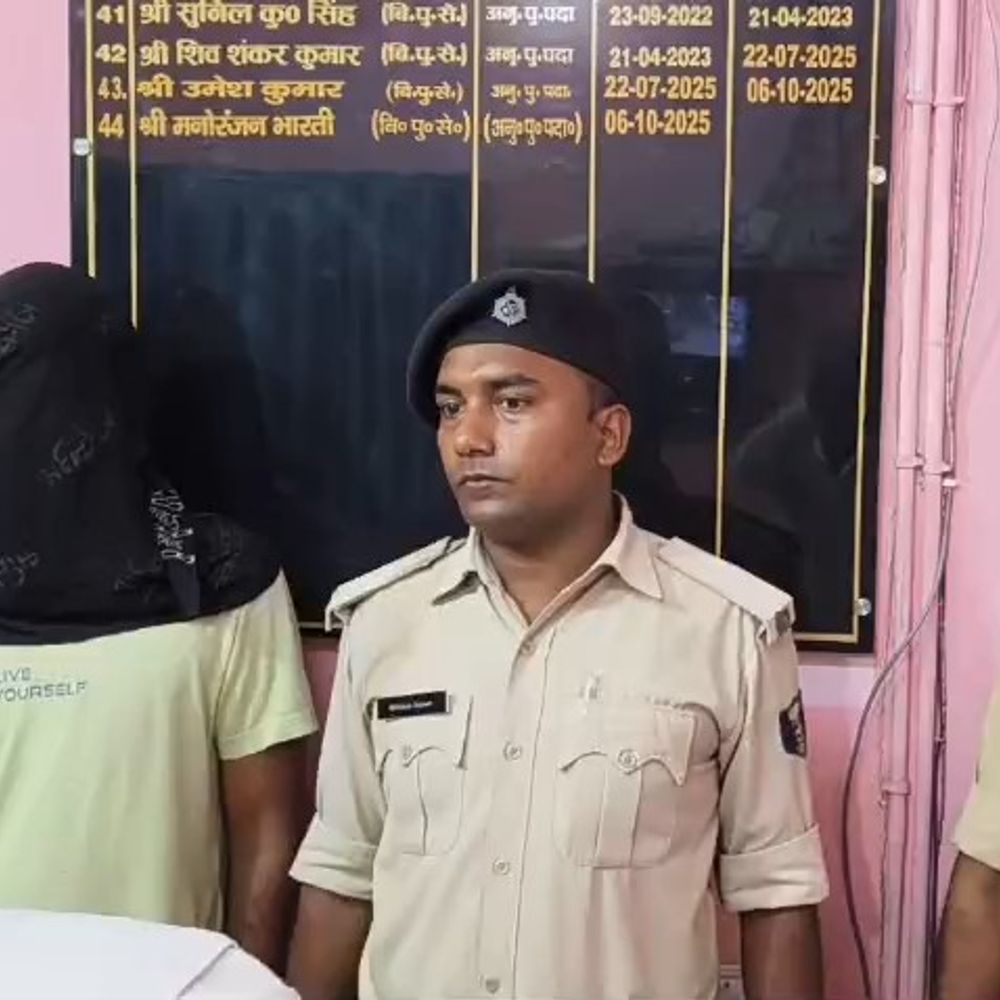 कैमूर में अवैध हथियार के साथ एक गिरफ्तार, इनामी फरार:संभावित ठिकानों पर पुलिस की नजर, दो राइफल बरामद