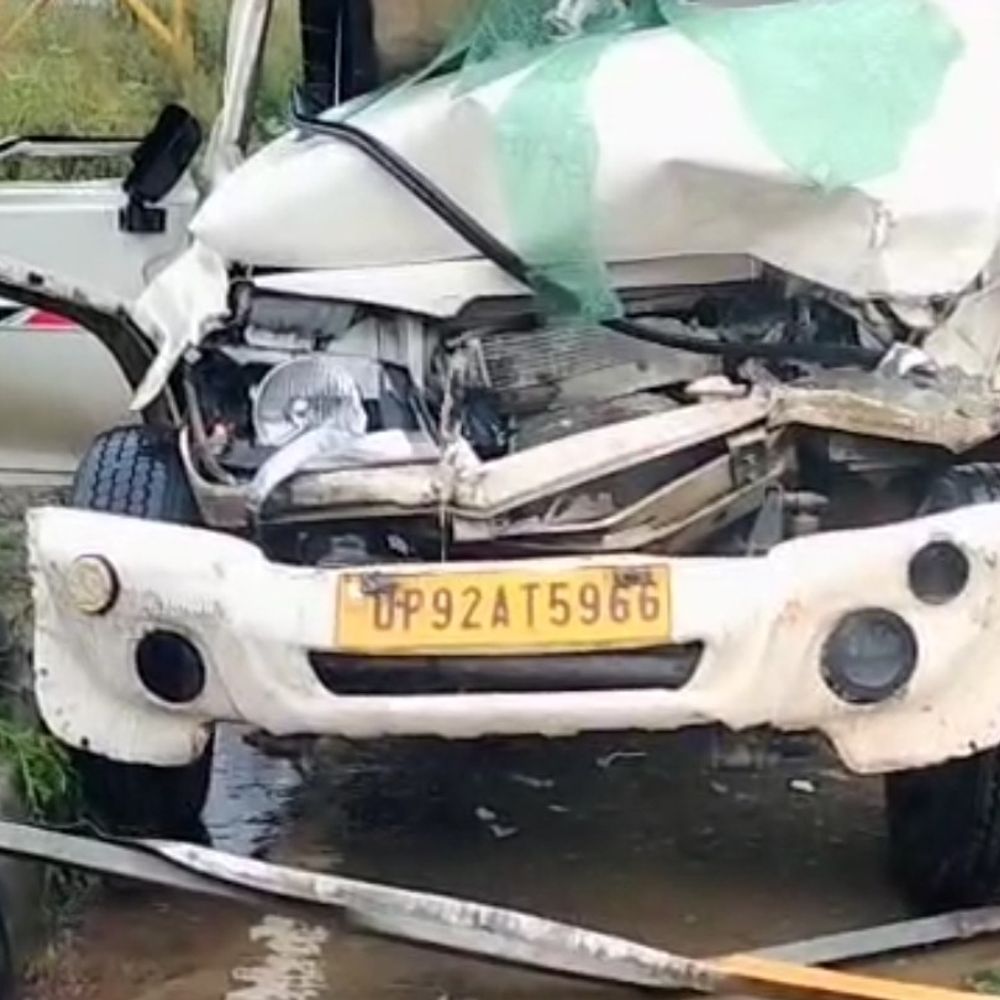 रोडवेज बस और मुर्गियों से भरी पिकअप की टक्कर:पिकअप क्षतिग्रस्त, कई मुर्गियां घायल; गनीमत रही कि चालक बाल-बाल बचा