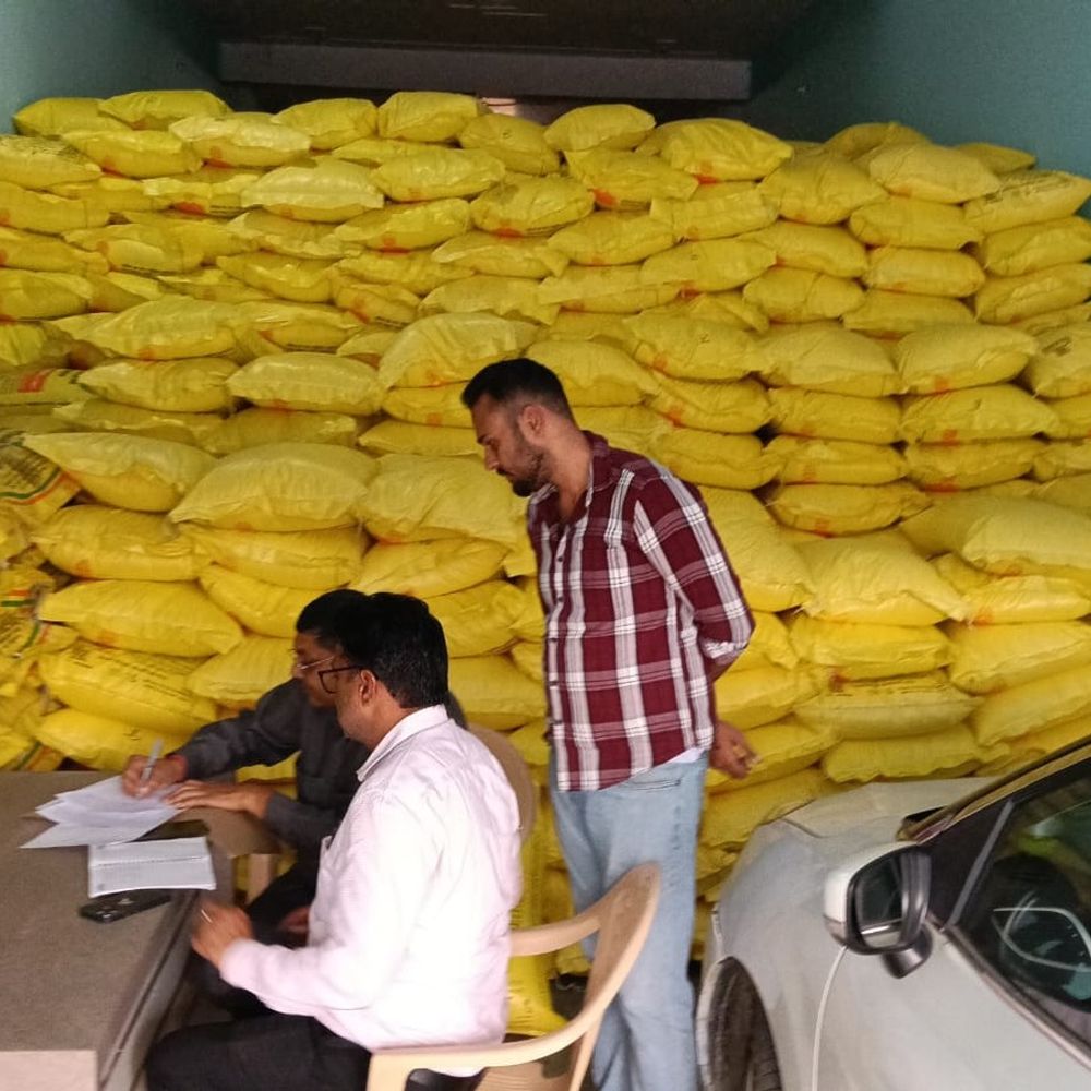 महम में सीएम फ्लाइंग टीम की छापेमारी:खाद की दुकान पर 2890 यूरिया बैग मिले, अनियमितता की शिकायत, नोटिस जारी