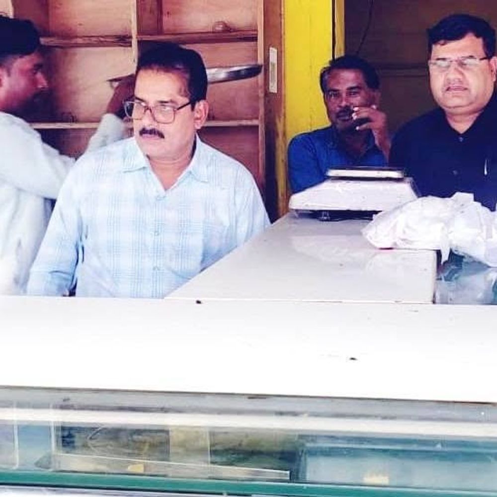 जमुनिया कला में मिठाई दुकान का निरीक्षण:सीएम हेल्पलाइन शिकायत पर खाद्य विभाग ने लिए 6 सैंपल, दुकान में मिली गंदगी