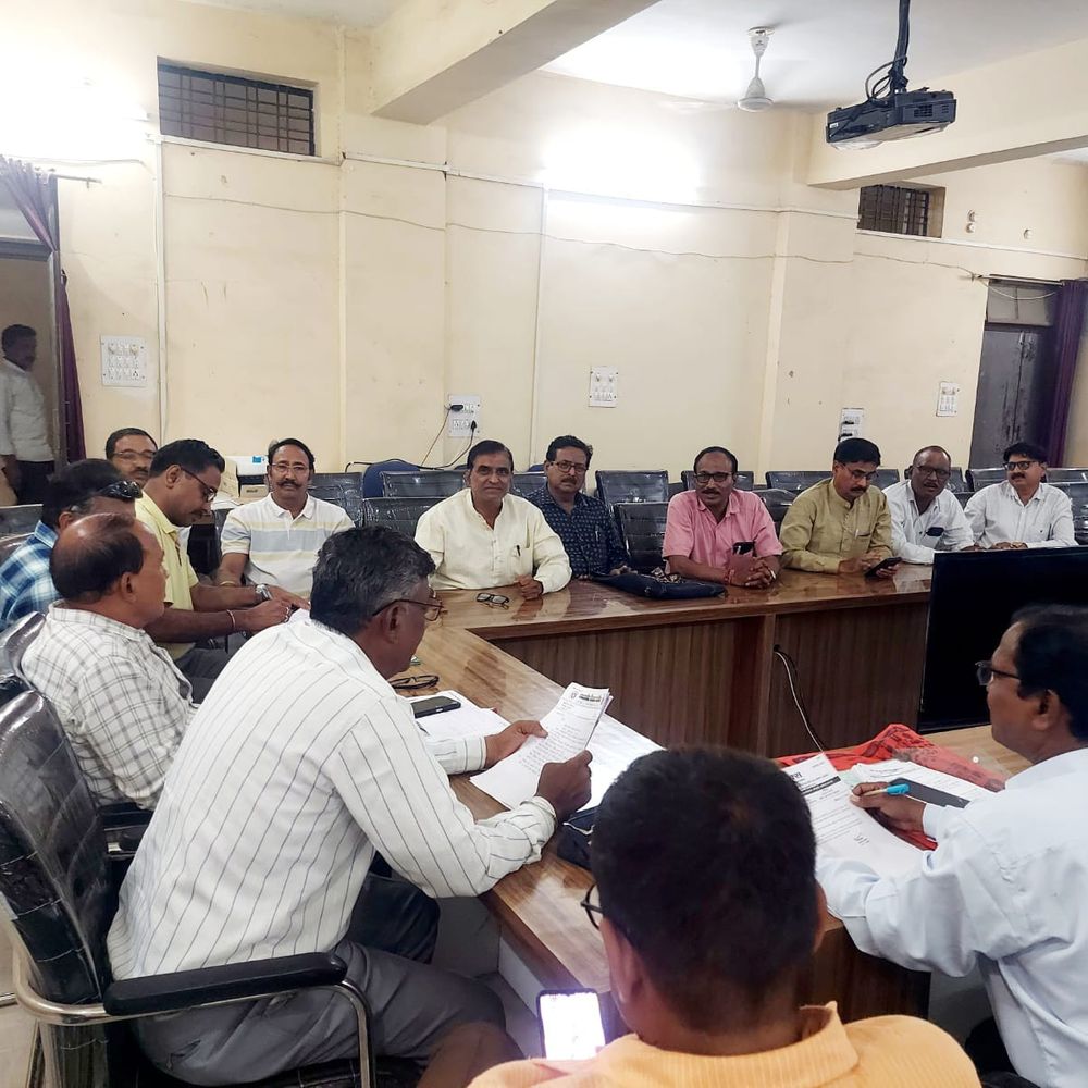 बुरहानपुर में शिक्षकों की समस्याओं पर हुई अहम बैठक:डीईओ ने 15 दिन में समाधान का दिया आश्वासन; एरियर और अनुकंपा नियुक्ति रहे प्रमुख मुद्दे