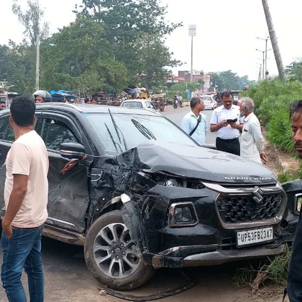 ट्रक ने बैंक प्रबंधक की कार को मारी टक्कर:कुशीनगर के हाटा NH-28 पर हुआ हादसा, बाल-बाल बचे, चालक वाहन सहित फरार