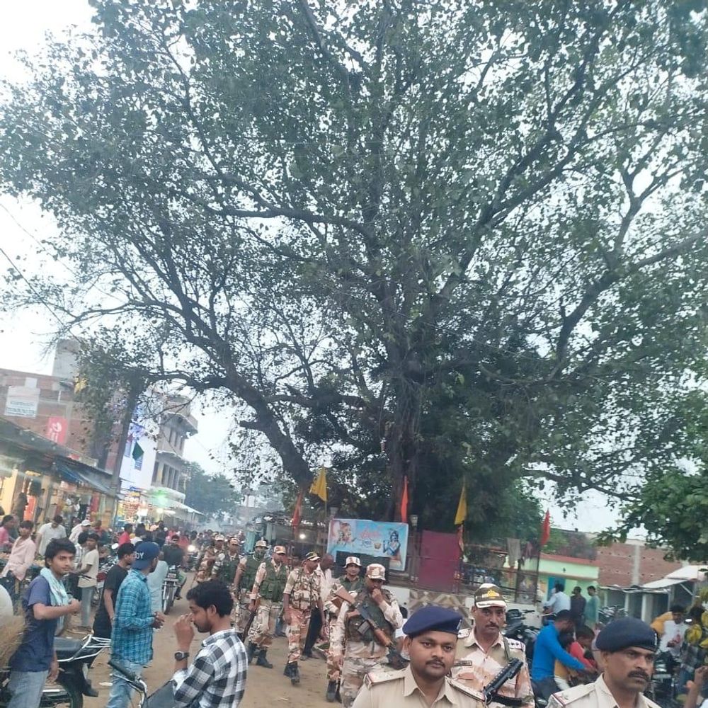 चुनाव को लेकर जवानों ने किया फ्लैग मार्च