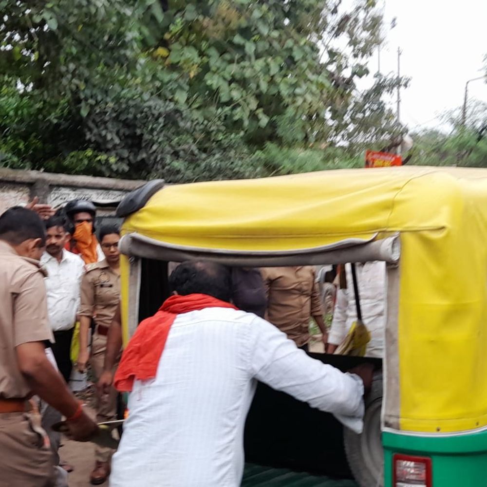 बाइक से टकराकर पलटा ऑटोरिक्शा, live VIDEO:मऊ में हादसा, तीन लोग गंभीर घायल, थाने के गेट के सामने हुई घटना