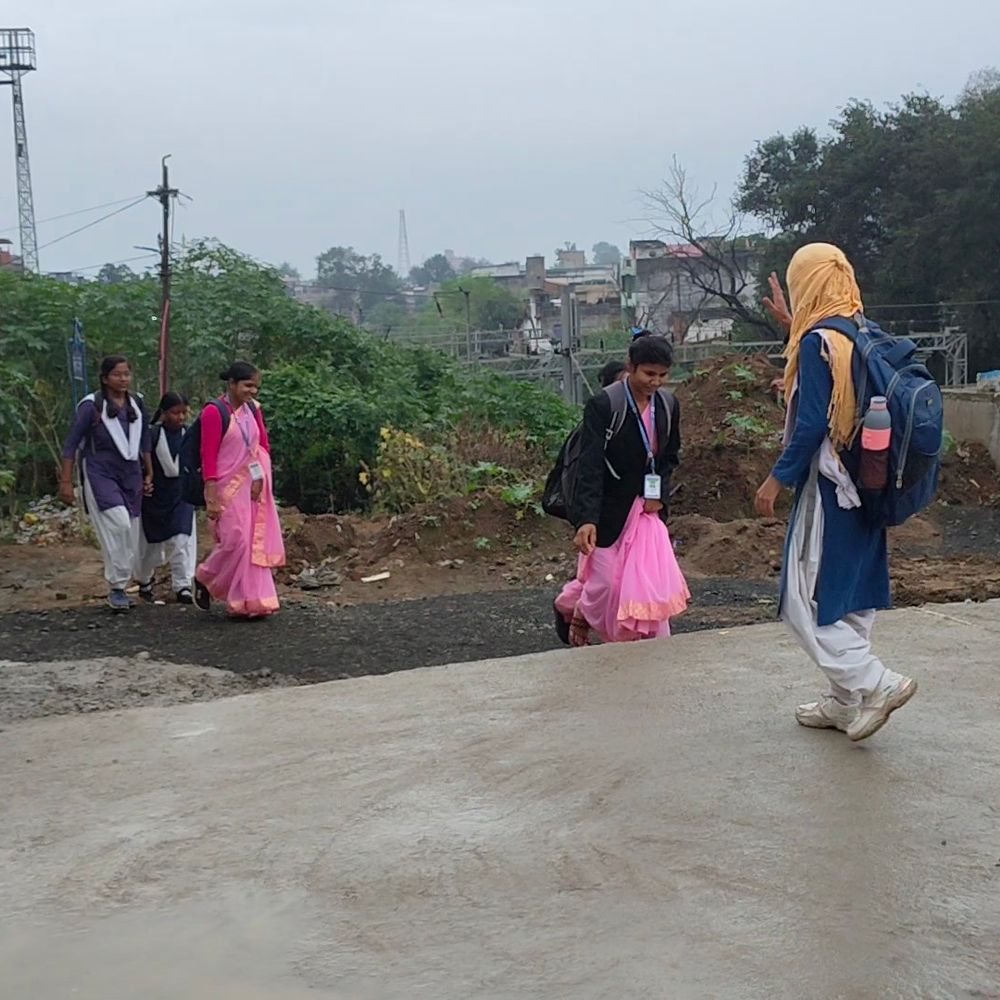 मनेंद्रगढ़ में निर्माणाधीन ओवरब्रिज पर आवाजाही शुरू:रेलवे फाटक और पुराने फुट ओवरब्रिज को बंद करने से लोगों में नाराजगी, बोले- दुर्घटना की संभावना