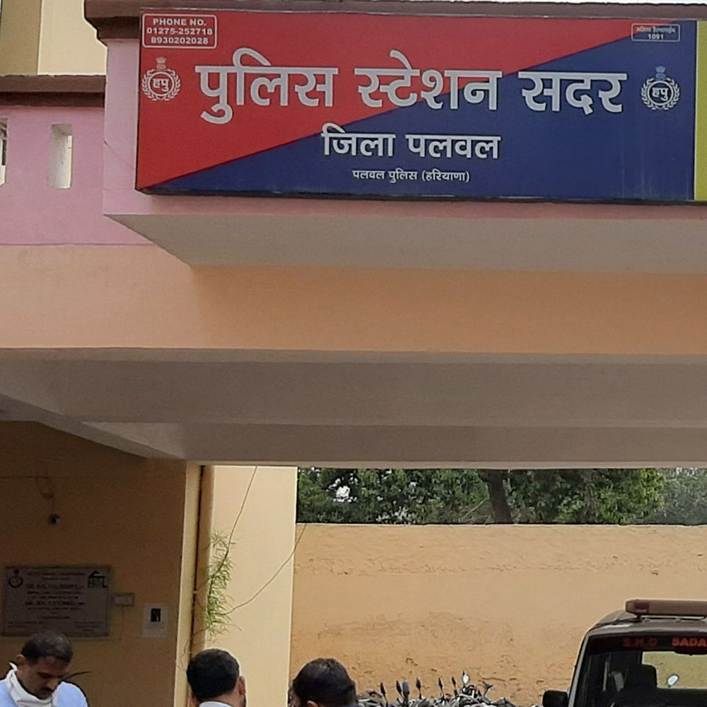 पलवल में तांत्रिक ने 25 लाख के जेवर ठगे:घर में सोना दबा होने का झांसा दिया, कमरे में खुदाई कराई, आरोपी फरार