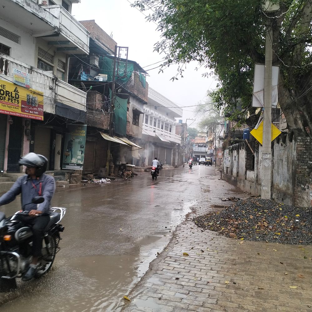 भदोही में चक्रवाती तूफान मोंथा से बारिश जारी:तापमान गिरा, मौसम सर्द, फसलों को नुकसान की आशंका