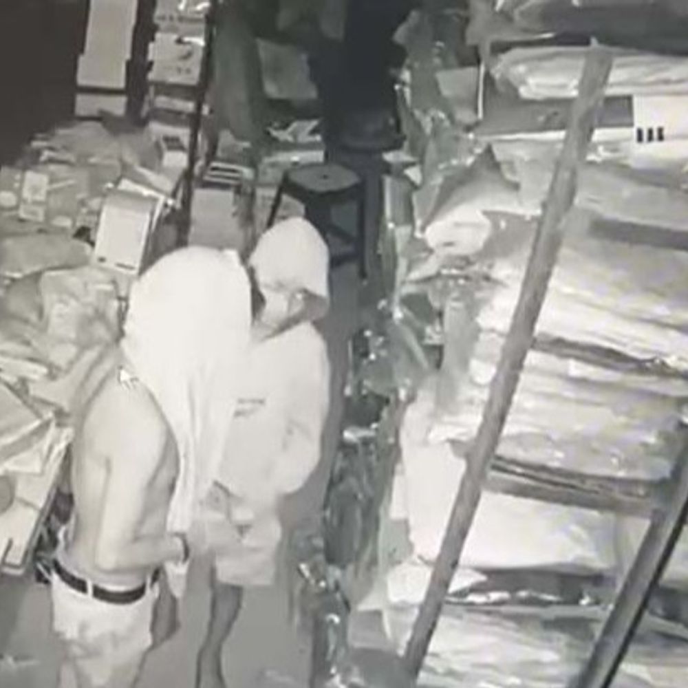 रायगढ़ में कपड़ा दुकान में चोरी का VIDEO:गल्ले से चोरों ने कैश निकाले, दुकान में नए कपडे़ पहनकर अन्य सामान की चोरी कर भागे