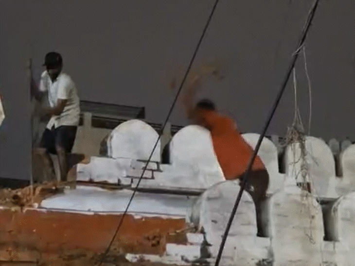 दालमंडी में चलने लगा 'विकास' का हथौड़ा, ध्वस्तीकरण शुरू:दुकानदारों में आक्रोश, बोले - अब श्मशान जाने की उम्र में कहां जाएं, सरकार दे रही अपराध को बढ़ावा