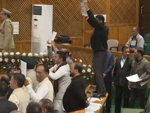 जम्मू-कश्मीर विधानसभा में हंगामा, NC-BJP विधायक भिड़े:बाढ़ पर चर्चा चाहते थे, अध्यक्ष ने परमिशन नहीं दी; विरोध करने वाले विधायकों मार्शलों ने बाहर निकाला