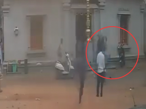 बेंगलुरु- मंदिर में बांग्लादेशी युवक पर अल्लाह-हू-अकबर चिल्लाने का आरोप:पुलिस बोली- मूर्ति को अपमानित भी किया; स्थानीय लोगों ने खंबे से बांधकर पीटा