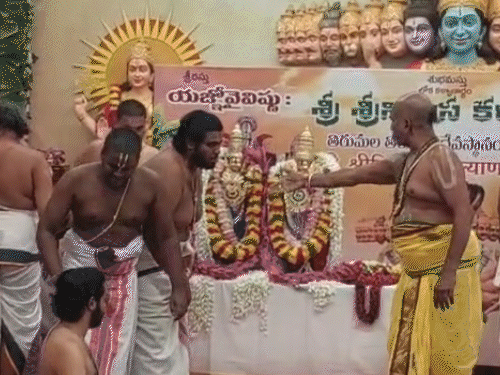 काशी में श्री वेंकटेश्वर और देवी पद्मावती का विवाह हुआ:सोना-चांदी के आभूषण और रेशमी वस्त्रों से श्रृंगार हुआ, 11 वैदिक पंडितों ने पढ़े मंत्र