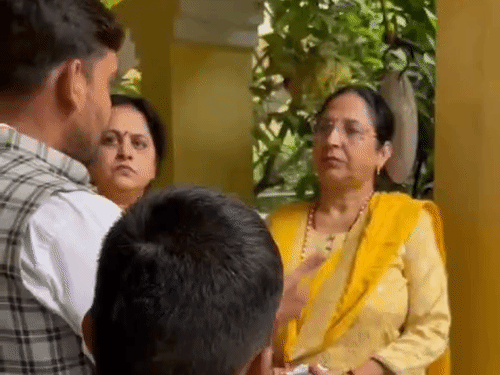 लॉ की छात्राओं से ज्यादा फीस वसूल रहा कॉलेज:प्रयागराज के आर्य कन्या काॅलेज में छात्राओं की शिकायत पर पहुंचे एबीवीपी कार्यकर्ता