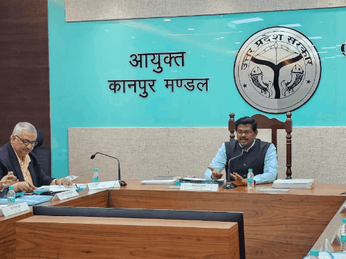 बीच में काम छोड़ने वाली कार्यदायी संस्थाओं पर होगी एफआईआर:जिले से बाहर जाने के लिए डीएम की अनुमति आवश्यक, मंडलायुक्त ने की समीक्षा बैठक