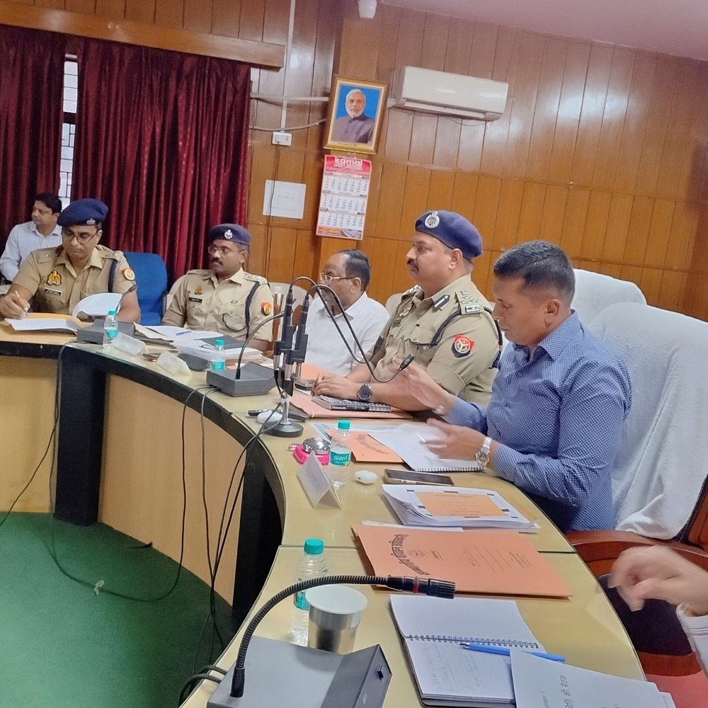 आजमगढ़ कमिश्नर ने की मंडलीय समीक्षा बैठक:मंडल के तीनों जिलों के अधिकारियों को ग्रेडिंग सुधार के लिए बधाई, सड़क सुरक्षा, ब्लैक स्पॉट पर ध्यान दें अधिकारी
