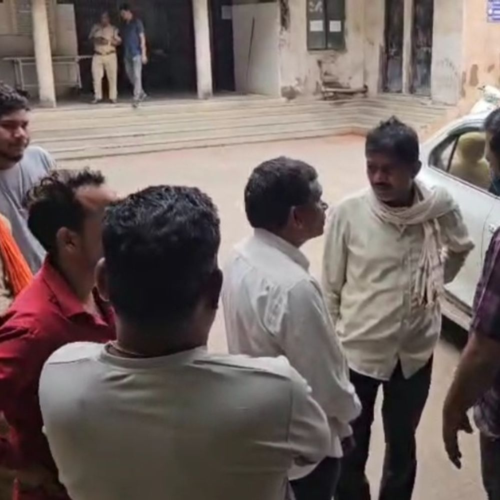 स्पंज-आयरन फैक्ट्री में 30 फीट से गिरा ऑपरेटर, मौत:काम करते वक्त हुआ हादसा, परिजनों का अस्पताल में हंगामा, कहा-मुआवजा बिना नहीं ले जाएंगे शव