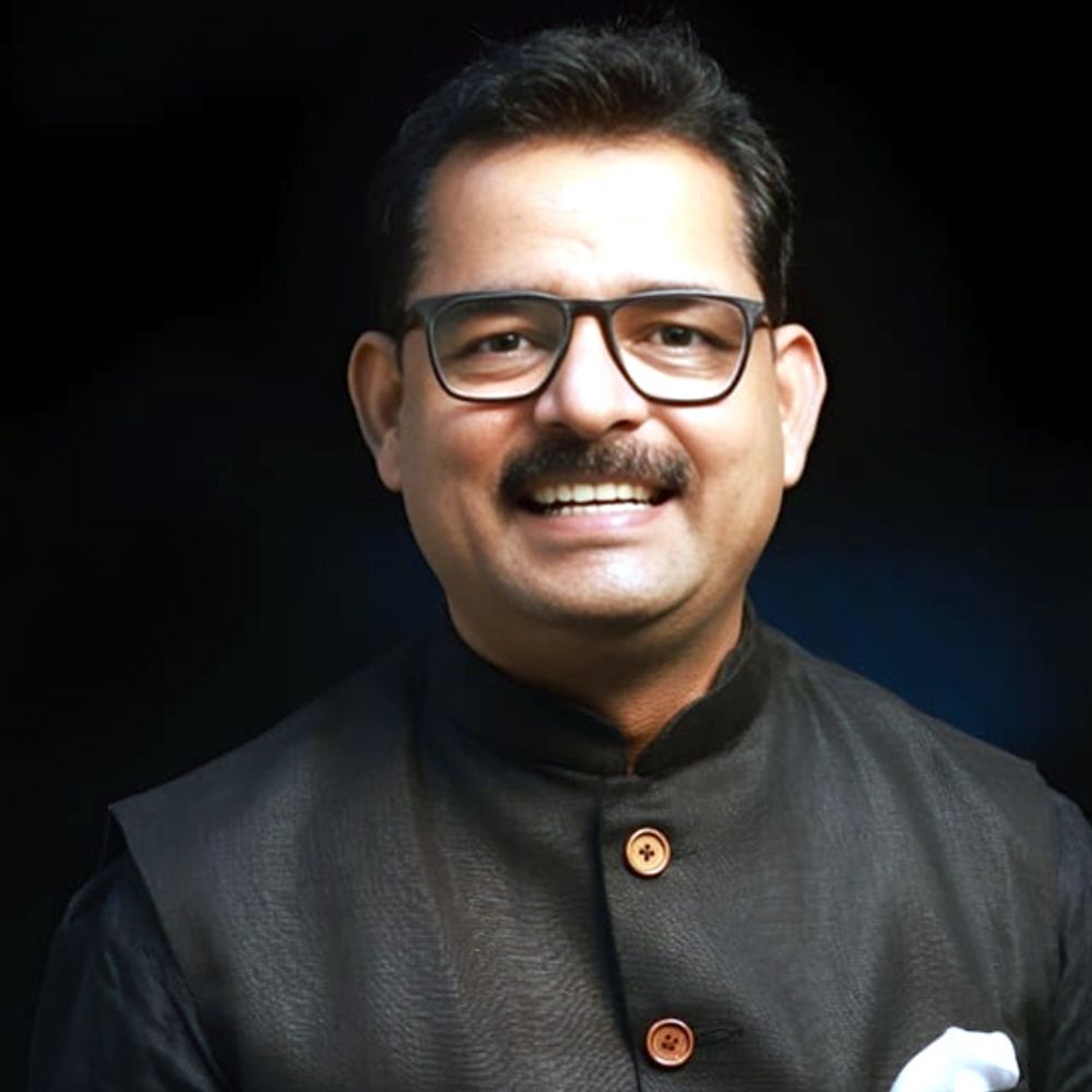 कवि सम्मेलन में हिस्सा लेने धनबाद पहुंचे दिनेश बावरा:कहा- सेवा छोड़ सुख भोगने वाली सत्ता पाने के लिए बिना मेल की शादी कर रहे हैं