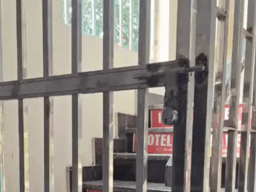 जिस होटल से युवती न्यूड गिरी, उस पर लटका ताला:पुलिस ने होटल संचालक दो भाइयों के अलावा युवती के बॉय फ्रेंड को हिरासत में लिया