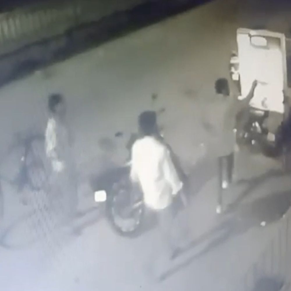 रायपुर में बदमाशों की मारपीट का VIDEO:साइकिल से घर जा रहे युवक से लूटपाट की कोशिश, पीड़ित ने भागकर बचाई अपनी जान