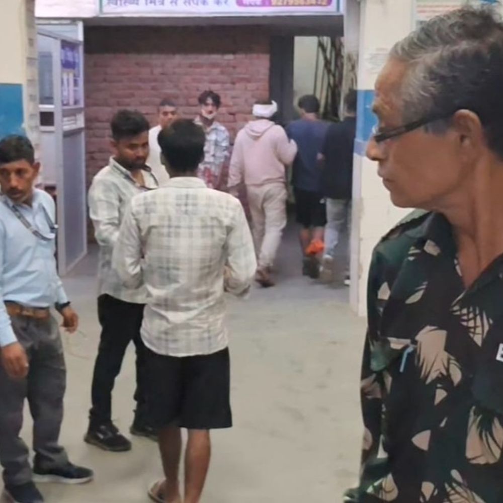 औरंगाबाद में तेज रफ्तार पिकअप ने बाइक सवार को कुचला:युवक की मौत, चचेरा भाई जख्मी; बहन के घर से आने के बाद अंबा बाजार जा रहे थे