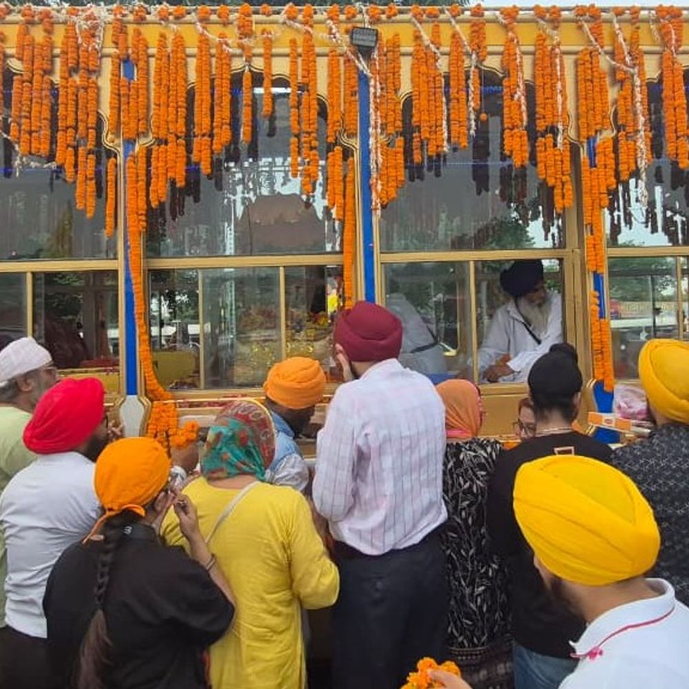 प्रयागराज में गुरु चरण यात्रा का स्वागत:आज वाराणसी होते हुए पटना रवाना होगी