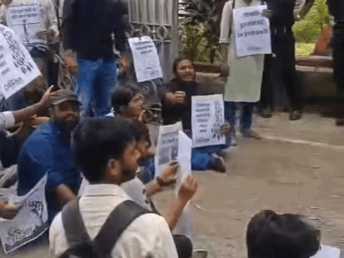 बेटे का नाम रैगिंग में शामिल, पैरेंट्स ने दी सफाई:इलाहाबाद विश्वविद्यालय के SSL हॉस्टल में रैगिंग का मामला, निलंबित किए गए थे 16 छात्र