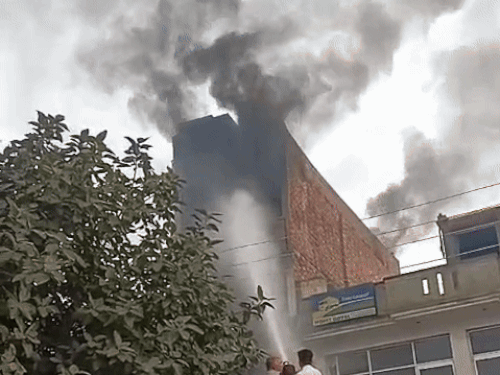 हिसार की ऑटो मार्केट में लगी आग:टायर शॉप में टॉप फ्लोर पर भड़की, दो घंटे में काबू पाया गया