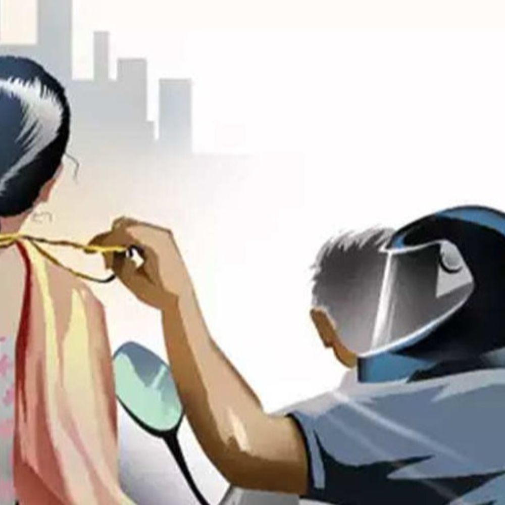 लखनऊ में महिला से मंगलसूत्र छीनकर भागे बदमाश:बाइक सवार बदमाशों ने टी-शर्ट और बाल पकड़ पकड़े, घटना को अंजाम दे कर हुए फरार