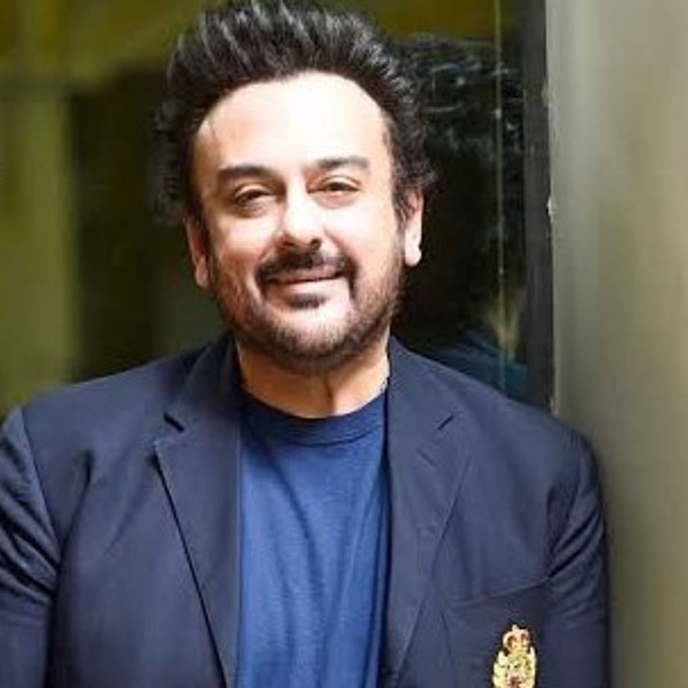 अदनान सामी का बढ़ा वजन देख फैंस चौंके:मुंबई एयरपोर्ट पर पत्नी-बेटी संग नजर आए, कभी 230 किलो वजन घटाकर किया था सबको हैरान