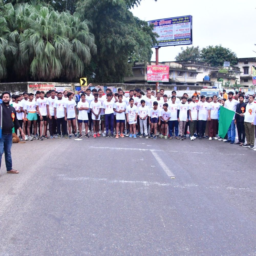 बलरामपुर में 'रन फॉर यूनिटी' हाफ मैराथन आयोजित:सरदार पटेल जयंती पर सैकड़ों प्रतिभागियों ने एकता का संदेश दिया