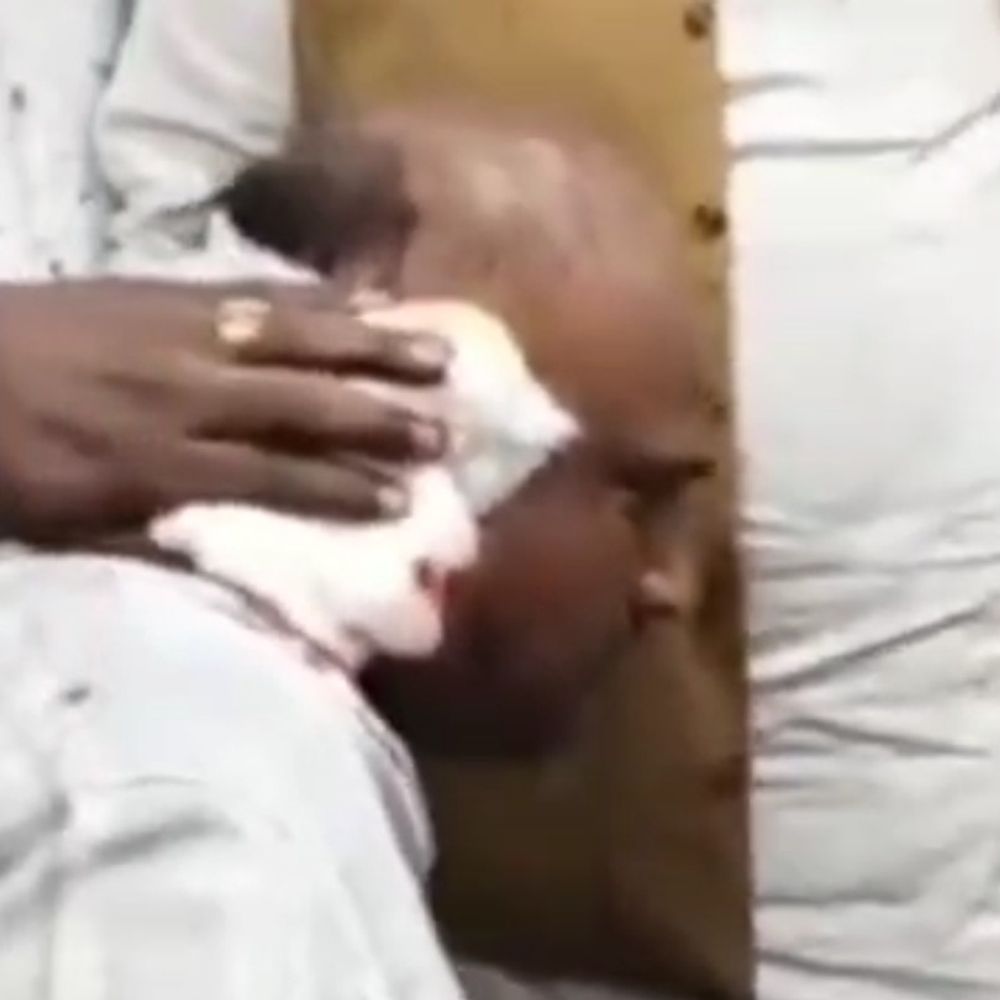 हाथरस में फैक्ट्री मालिक पर चाकू से हमला:रंगदारी न देने पर युवक ने काटा कान, अस्पताल में भर्ती