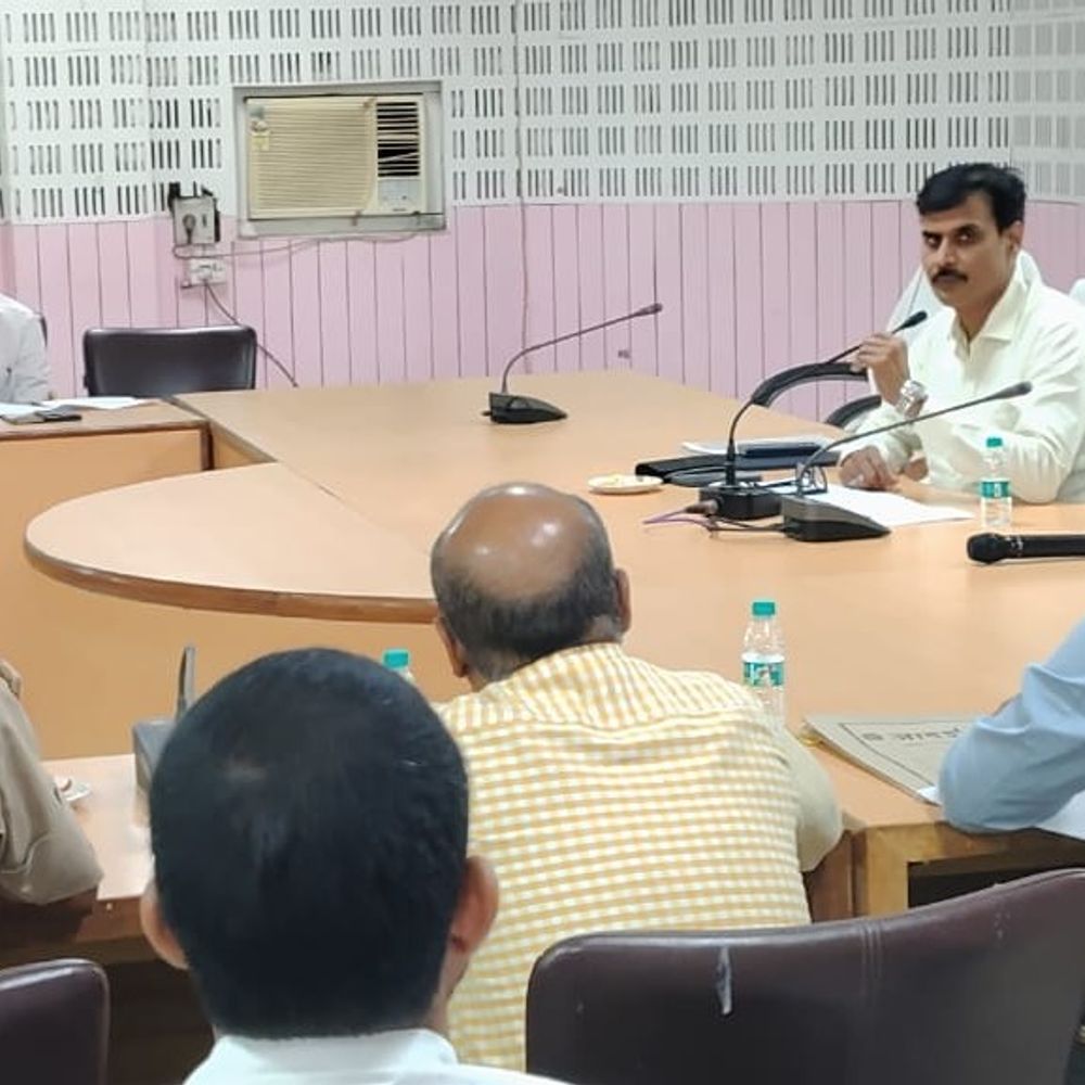 बलिया डीएम ने सड़क सुरक्षा पर की अहम बैठक:13 चौराहों पर लगेंगे CCTV, प्रेशर हॉर्न हटाने का अभियान चलेगा