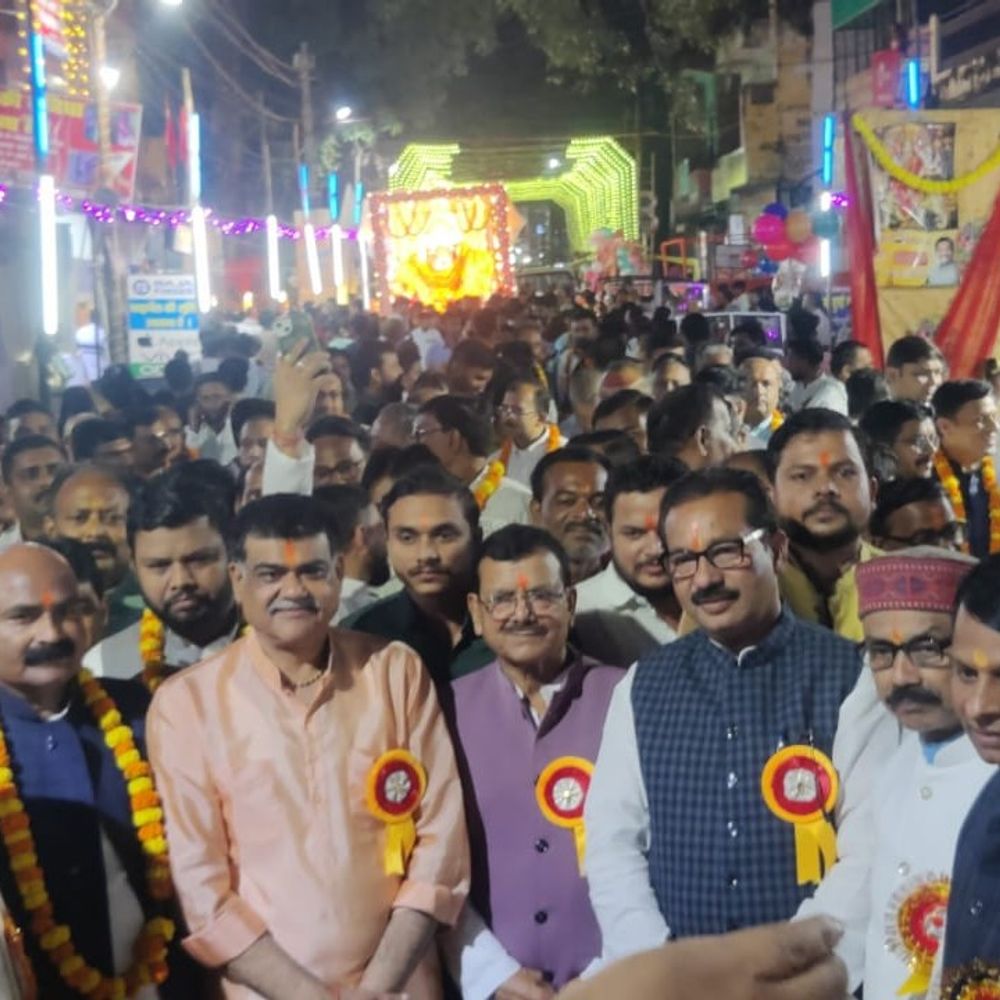 कौशांबी के भरवारी में निकला रामदल:रावण दहन के बाद मैदान 'जय श्रीराम' के जयकारों से गूंज उठा