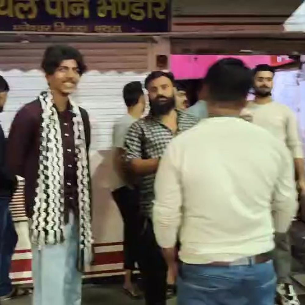 मथुरा में पान की दुकान में चोरी:पुलिस ने दो चोर को पकड़ा, 1 फरार; सीसीटीवी में कैद हुई वारदात