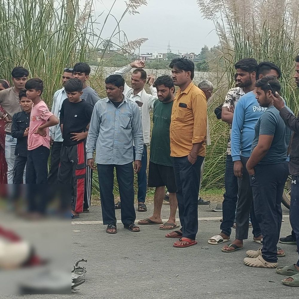 मथुरा में सड़क हादसे में दो बाइक सवारों की मौत:तेज रफ्तार कार ने मारी टक्कर, मृतकों की शिनाख्त नहीं; जांच में जुटी पुलिस