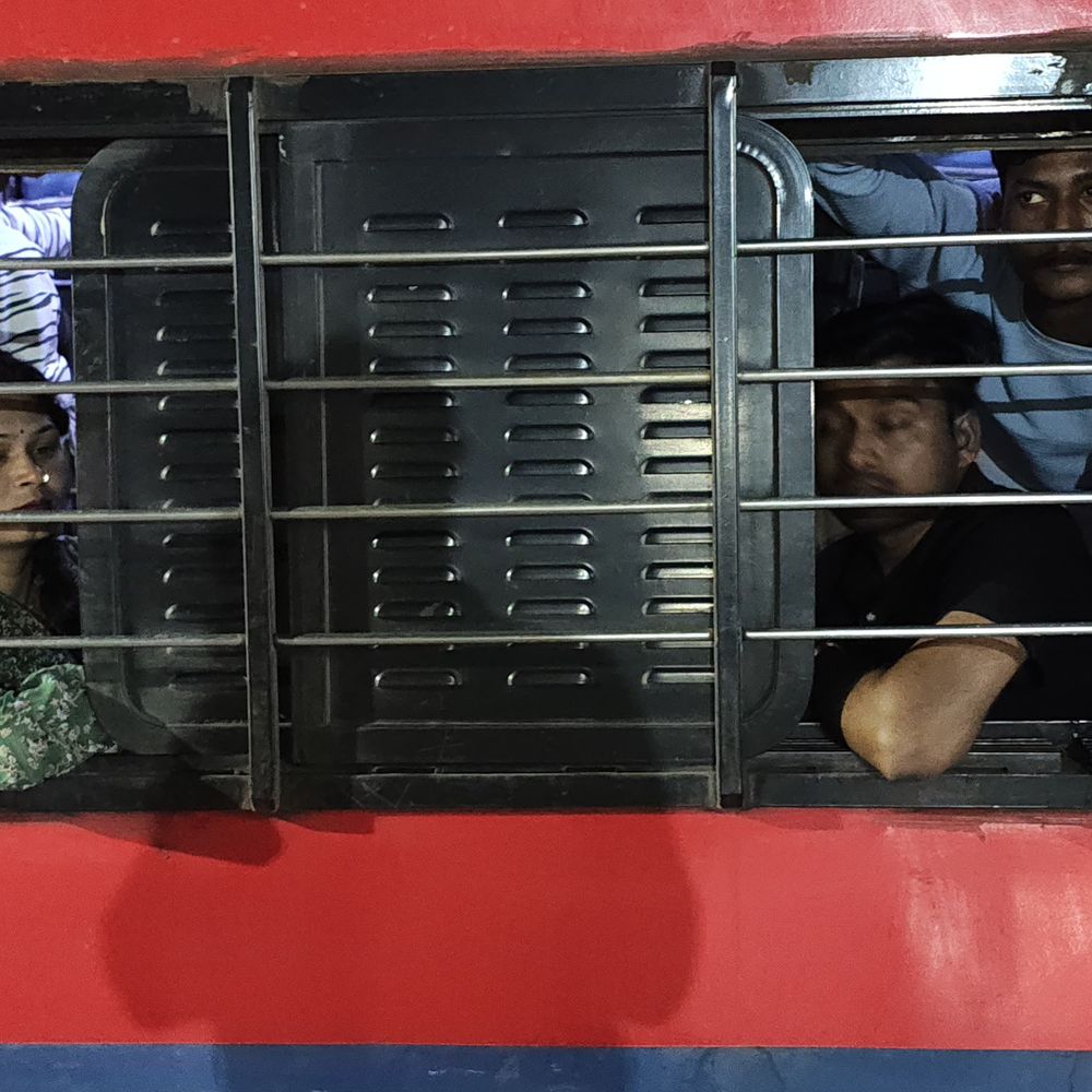 छठ के बाद दिल्ली-मुंबई लौट रहे यात्री:कानपुर से जाने वाली ट्रेनों में भीड़, रेलवे पुलिस ने लोगों को लाइन लाकर प्रवेश कराया