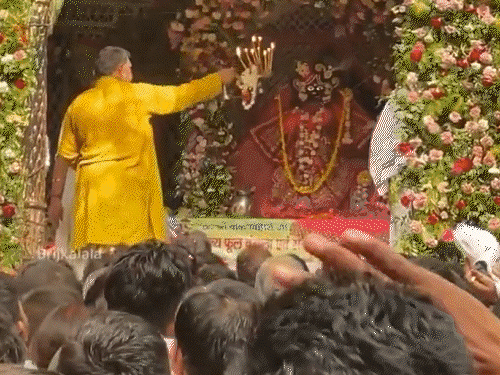 बांके बिहारी के दर्शन टाइम पर फिर विवाद:सेवायत बोले-VIP कल्चर खत्म करें; संतों ने कहा-तहखाने में खाली डिब्बे क्यों मिले, CBI जांच हो