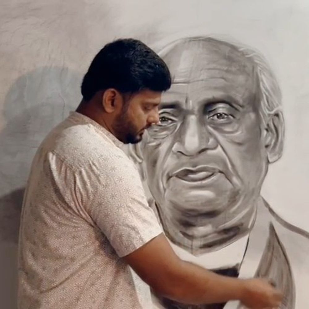 कोयले से बनाई सरदार पटेल की छवि:अमरोहा में युवा चित्रकार जुहैब खान ने दी अनोखी श्रद्धांजलि