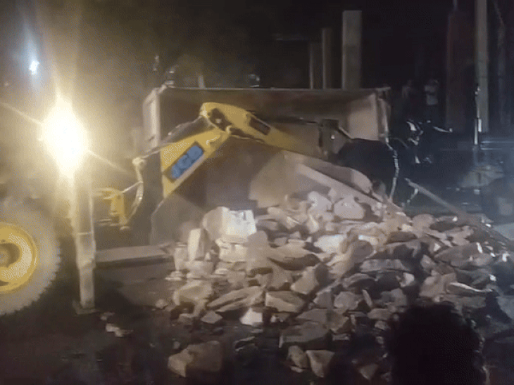 नूंह में खनन माफियाओं का आतंक:  चलते हुए ट्रैक्टर ट्रॉली से खाली किए पत्थर,पुलिस कर्मचारियों ने भाग कर बचाई जान – Nuh News