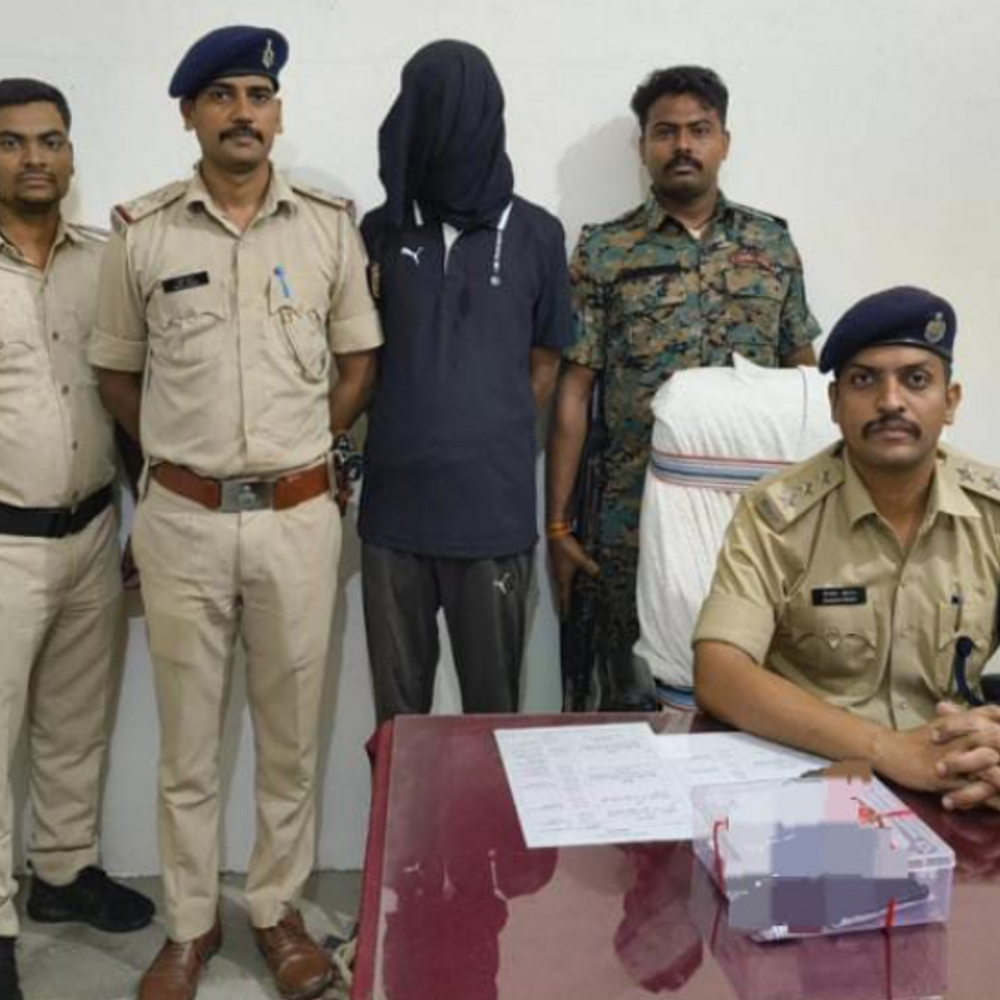 पुलिस-एसटीएफ ने बदमाश पुंकेश सिंह को दबोचा:एक लोडेड देशी पिस्टल, पांच जिंदा कारतूस बरामद; पहले से दर्ज हैं 5 आपराधिक मामले
