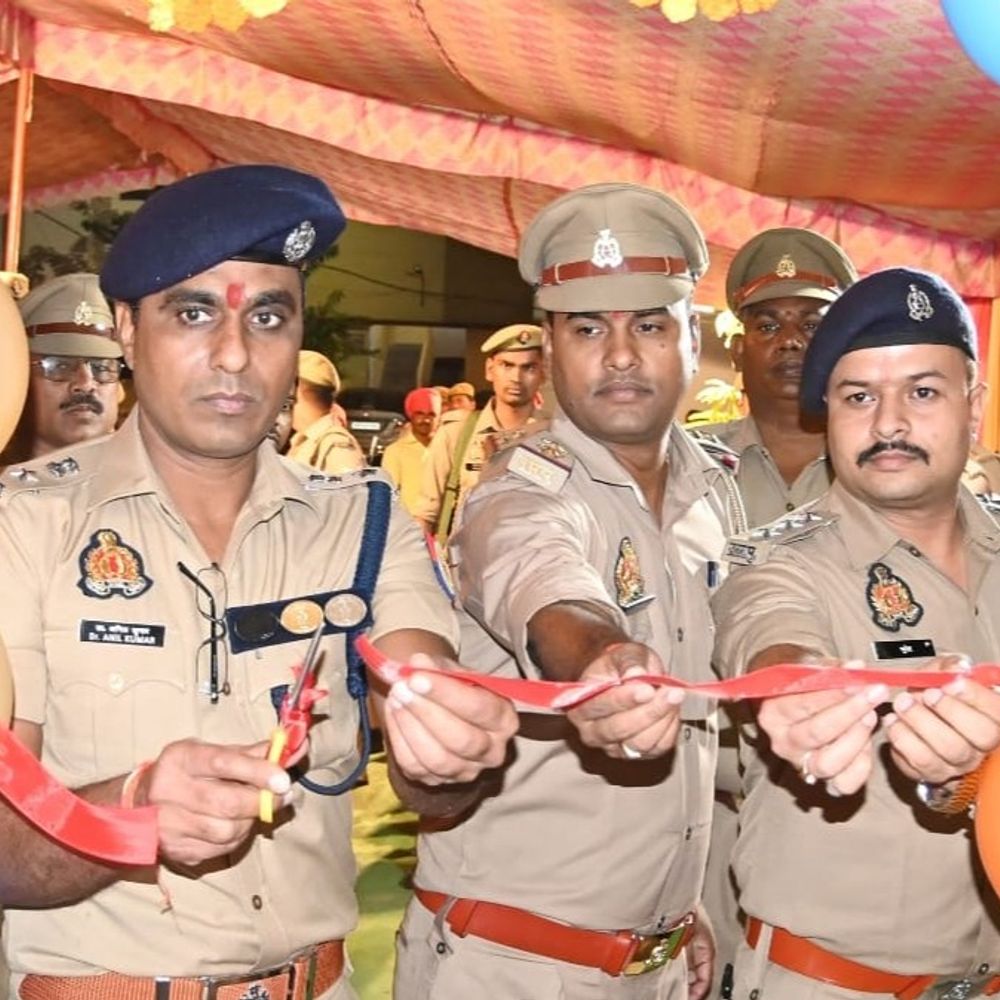 नए आपराधिक कानून की जानकारी देने पहुंचे जिले के एसएसपी:आजमगढ़ में शुरू हुआ तीन दिवसीय जागरूकता कार्यक्रम, ठेकमा पुलिस चौकी और दुबरा पुलिस बूथ का उद्घाटन