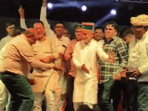भिवानी में कांग्रेस MLA के ठुमके, VIDEO:बेटे की शादी में 'ना समझ बावली बूच' गाने पर नाचे; गुरुग्राम के फाइव स्टार होटल में आज शादी