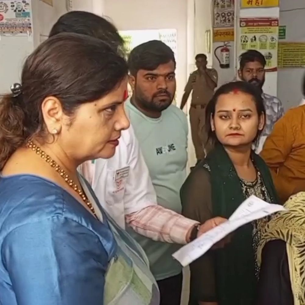 महिला आयोग अध्यक्ष ने कासगंज जिला अस्पताल का निरीक्षण किया:मरीजों से सुविधाओं की जानकारी ली, डॉक्टरों की कमी पर जताई चिंता