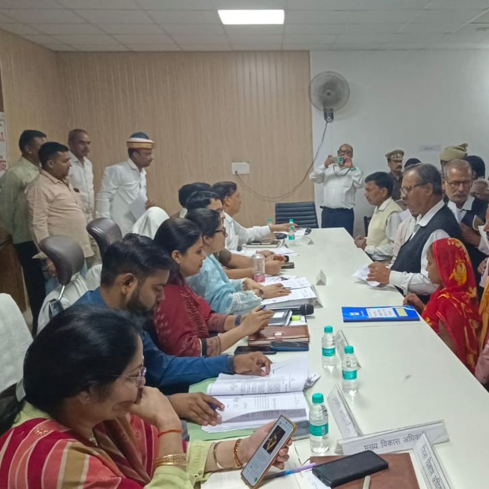 डीएम ने सरकारी जमीनों पर कब्जे को लेकर लगाई फटकार:अवैध कब्जे हटाने के निर्देश, 113 में से 7 शिकायतों का मौके पर निस्तारण