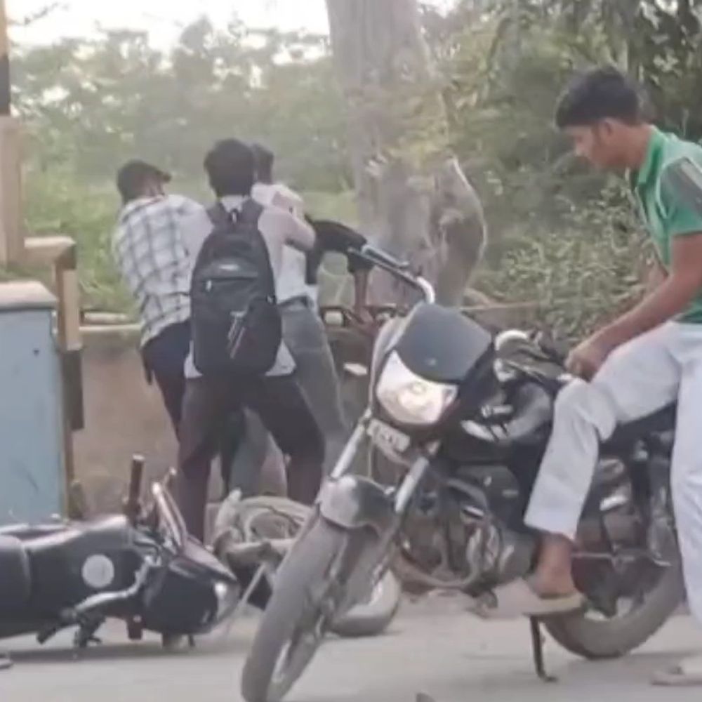 मैनपुरी में छात्रों ने युवका को पीटा,VIDEO:करहल रेलवे क्रॉसिंग के पास सड़क किनारे पिटाई कर बाइक से भागे
