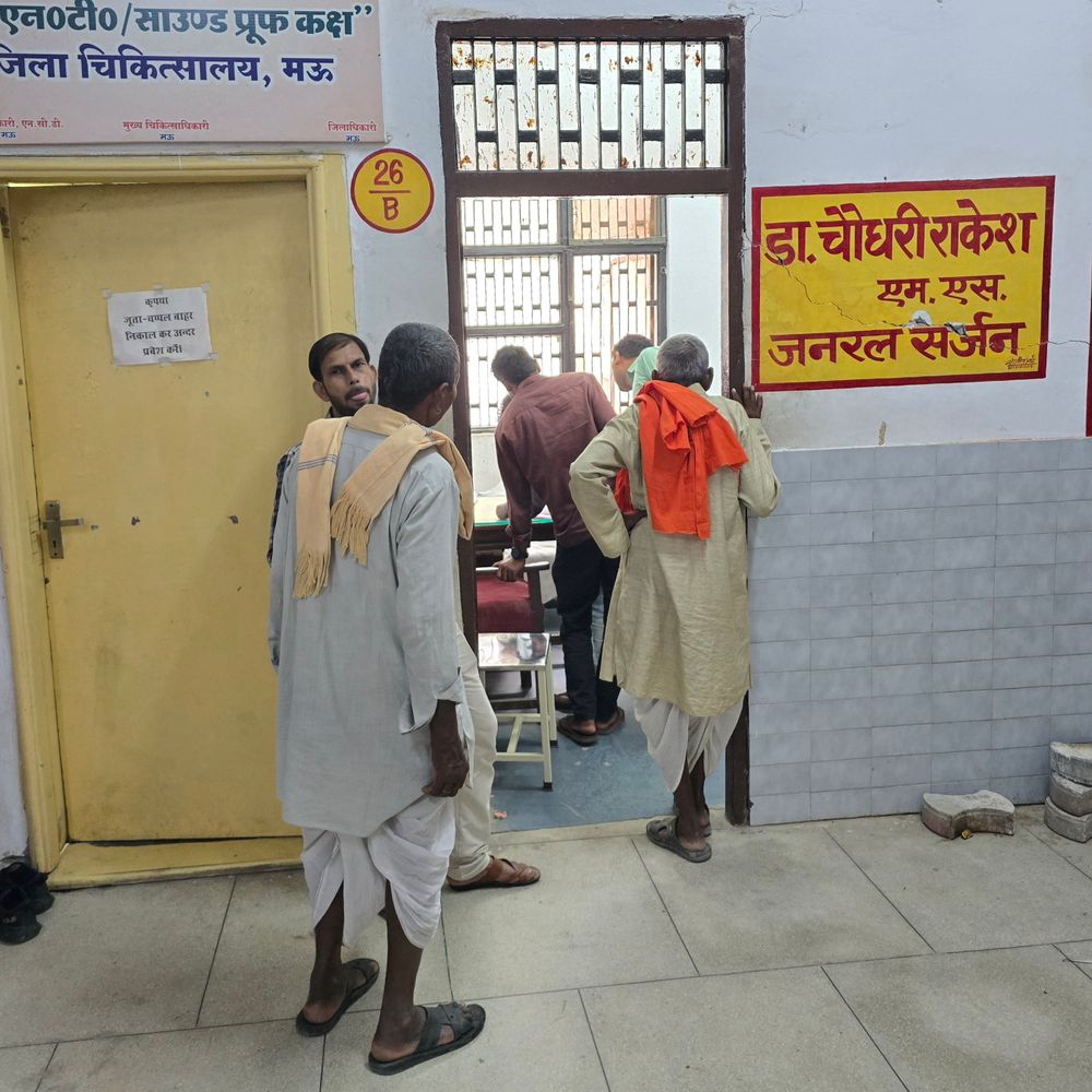 बारिश से मऊ जिला अस्पताल में मरीज 50 प्रतिशत घटे:ओपीडी में 683 रजिस्ट्रेशन, पहले रोजाना 1200 से 1400 थी संख्या