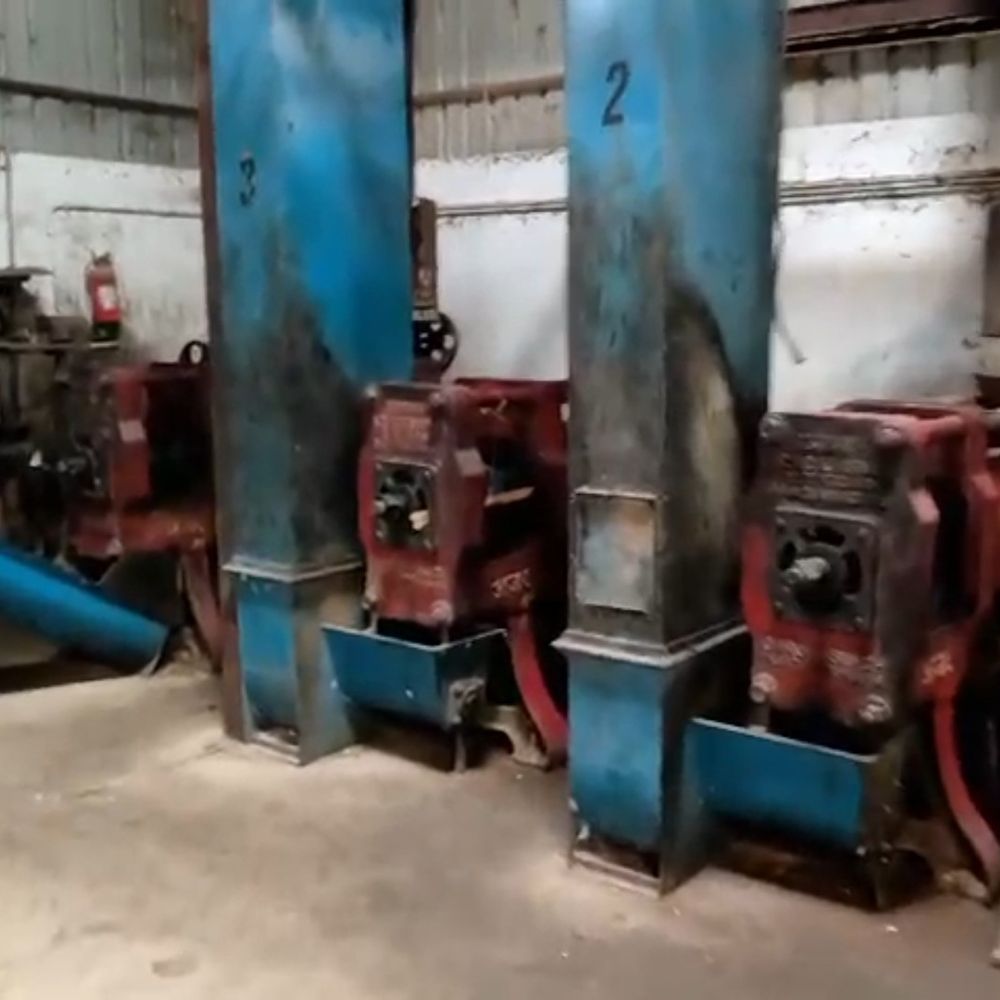 संभल में 3,500 लीटर खराब सरसों तेल जब्त:खाद्य विभाग की टीम ने मारा छापा, बंद कराई मिल, सैंपल लेकर जांच को भेजे